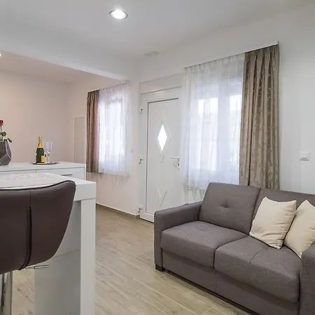 Drop In Luxury Apartment Split