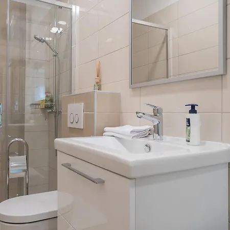 Drop In Luxury Apartment Split