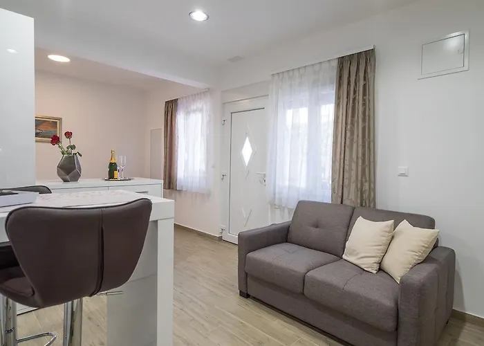 Drop In Luxury Apartment Split